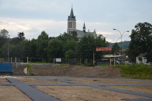 PIERWSZA WARSTWA TARTANU NA STADIONIE