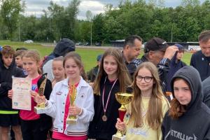 Jedynka szaleje na podium